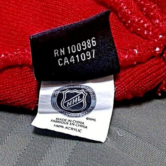 Old Time Hockey Washington Capitals Tasseled Beanie Winter Cap/Hat Red/White NHL - Picture 6 of 6